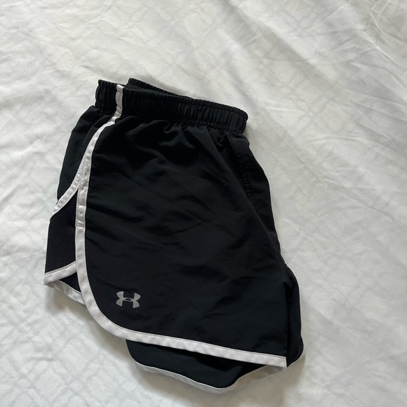 Black Under Armour sport shorts size XS - Picture 2 of 3